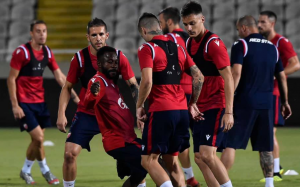 NESTVARAN DOČEK ZA CRVENO-BELE: Neočekivana poseta – bakljada navijača Apoela uz transparent sa jakom porukom! (VIDEO)