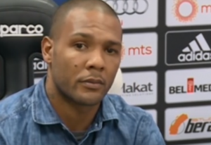 BIVŠI FUDBALER PARTIZANA NAPRAVIO SKANDAL NA KRAJU UTAKMICE: Brazilac se zaleteo na protivničke igrače (VIDEO)