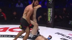 DA LI JE OVO MOGUĆE: Ovakav nokaut još uvek nismo videli, iz totalne defanzive – bio je na podu, a onda… (VIDEO)