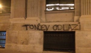 ‘MERAKLIJE’ NA NOGAMA: Navijači Radničkog traže hitnu ostavku Ivice Tončeva! (FOTO)