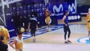 UŽASNI KRICI U KOŠARKAŠKOJ SALI: Jeziva povreda srpskog reprezentativca! (VIDEO)