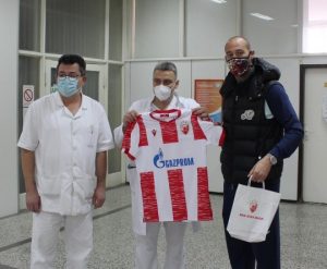 SJAJNA AKCIJA I DALJE TRAJE: Zvezda dostavila sezonske karte zaposlenima u Zemunskoj bolnici