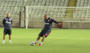 DEKIJEV ŠOU NA ZVEZDINOM TRENINGU: Trener crveno-belih gađao prečku sa pola terena, pogledajte da li je uspeo! (VIDEO)