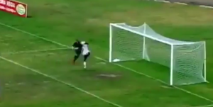 PLAKAĆETE OD SMEHA KADA VIDITE OVO: Fudbalska komedija, autogol kakav do sada niste videli! (VIDEO)