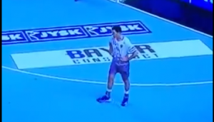 SRPSKI RUKOMETAŠ POSTAO HIT NA INTERNETU: Nonšalantno, da ne može gore – igra odbranu sa rukama na kukovima! (VIDEO)
