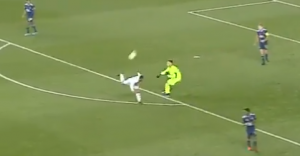 OVAKO NEŠTO JOŠ UVEK NISTE VIDELI: Da li je ovo moguće, fudbaler u 90. minutu na bizaran način postigao gol za pobedu! (VIDEO)