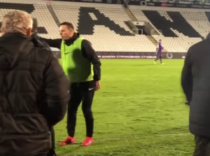 OSTOJIĆ GRMEO SA KLUPE NAKON DOSUĐENOG PENALA ZA ZVEZDU: Štoper Partizana snimljen dok viče – ‘Znao sam da će ovo da uradi, znao sam, bre’ (VIDEO)
