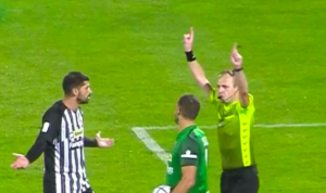 URNEBESNA SCENA U ITALIJI: Sudija se totalno ‘pogubio’ – zvao VAR tamo gde ga nema!