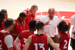 ZVEZDA VODI NA POLUVREMENU: Čvrsta odbrana sa obe strane