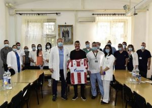 NASTAVAK SJAJNE AKCIJE: Zvezda podelila sezonske karte medicinarima u Pančevu (VIDEO)