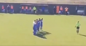 GEST ZA DIVLJENJE: Potez kapitena o kojem bruji ceo region – fudbaler u Crnoj Gori izbacio loptu iz igre kako bi odao počast preminulom mitropolitu Amfilohiju! (VIDEO)
