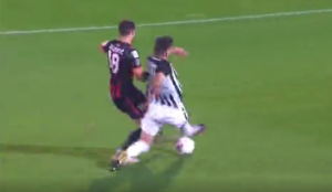 STANOJEVIĆ MU DAO ŠANSU I UMALO SVE DA ‘UPRSKA’: Pogledajte zbog čega su igrači Mačve tražili penal! (VIDEO)