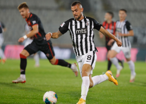 UPRKOS POBEDI, GROBARI I DALJE NEZADOVOLJNI: Navijači Partizana se ironično zahvaljuju Stanojeviću, jedan igrač im posebno ‘bode oči’! (TVITOVI)