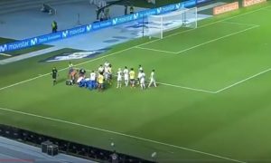 PROTIVNIK GLEDAO I PLAKAO: Jeziva povreda kolumbijskog fudbalera koji je sam sebi slomio nogu! (VIDEO)