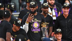 „KRALJ“ POSLAO LEJKERSE U PLEJ-OF: Lebron trojkom slomio Golden Stejt! (VIDEO)