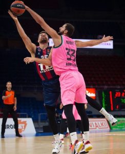 EMOTIVAN OPROŠTAJ: Nikola Mirotić odao počast preminulom vladiki Amfilohiju (FOTO)