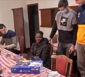 OSMEH KOJI GOVORI VIŠE OD REČI: Sjajan gest košarkaša Mladosti koji su mladog kolegu ostavili u neverici! (VIDEO)