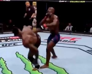 SVET U NEVERICI NAKON OVOG NOKAUTA: Amerikanac brutalno poslao rivala na patos! (VIDEO)