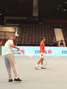 NOVAK TRENIRAO PRED POČETAK TURNIRA U BEČU: Evo sa kim je sparingovao najbolji teniser sveta! (VIDEO)