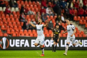 LOB SA CENTRA TERENA: Fudbaler Rendžersa postigao fenomenalan gol! (VIDEO)