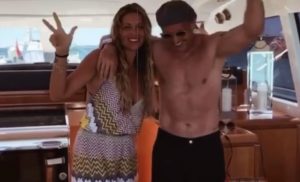 MIHAJLOVIĆI ‘ZAPALILI’ DRUŠTVENE MREŽE: Siniša ‘pao u sevdah’, Arijana sa podignuta tri prsta, a u pozadini veliki hit! (VIDEO)