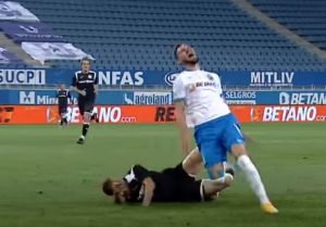 JEZIVA POVREDA: Krici nesrećnog fudbalera odjekivali stadionom, morali su da mu seku kopačku! (VIDEO)