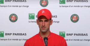 ZAR JE MOGUĆE: Novak opet pogodio sudiju i to U GLAVU! (VIDEO)