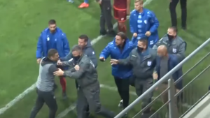 RUŽNE SCENE U GORNJEM MILANOVCU: Obezbeđenje sprečilo veliku tuču na terenu! (VIDEO)