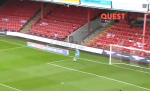 FUDBALSKA KOMEDIJA U ENGLESKOJ: Golmanu se zbog ovoga smeje ceo svet – povratna lopta, a onda… (VIDEO)