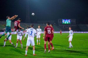 SKANDAL U KOMŠILUKU: Fudbaleri morali da igraju derbi sa igračima zaraženim korona virusom!