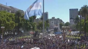 MARADONA SAHRANJEN: Ceremoniji prisustvovalo 200 ljudi, sukobi navijača i policije zbog Dijega (VIDEO)