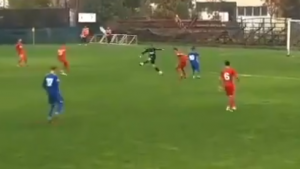 SA GOLA NA GOL: Mladi golman postigao najlepši gol sezone, sa 80 metara uspeo da matira ‘kolegu’! (VIDEO)