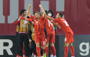 U KOMŠILUKU SE SLAVI: Pandev sa Makedoncima ispisuje istoriju – ogroman podvig S. Makedonije! (VIDEO)