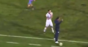 SKANDAL U ITALIJANSKOM FUDBALU: Svašta smo viđali, ali da trener uđe na teren i prekine kontru – to nismo! (VIDEO)