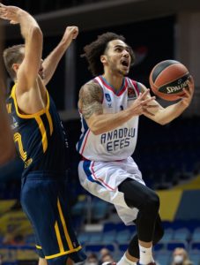 EFES REŠETAO IZ SVIH ORUŽJA: Simon i Larkin razbili Himki, turski tim ubacio ‘stotku’! (VIDEO)