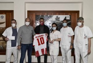 CRVENO-BELI NASTAVILI AKCIJU: Zvezda podelila sezonske karte medicinarima na Banjici (VIDEO)