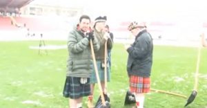 KAPA DO PODA: Gest velikog srca navijača Škotske – prošli put čistili sneg u Novom Sadu, a sada pomažu bolesnoj deci!