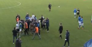 RUŽNE SCENE NAKON MEČA ZLATIBOR – NOVI PAZAR: Igrač gostiju isprovocirao Pazarce, potom svi krenuli na njega (VIDEO)