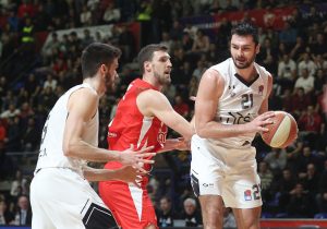 PARTIZAN I ZVEZDA BIJU PRVU OVOSEZONSKU BITKU: Prenos su obezbedile dve televzije, evo gde možete gledati košarkaški večiti derbi