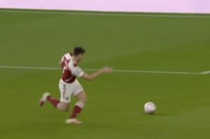 ŠKOTU SE SVI SMEJU: Defanzivac Arsenala se ‘prosuo’ na terenu, a da ga niko nije dotakao! (VIDEO)