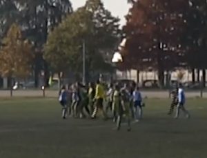 SRAMOTNE SCENE U SRPSKOM FUDBALU: Devojčice se potukle, opšti metež na terenu, haos se nastavio i posle meča! (VIDEO)