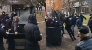 NEREALNE SLIKE IZ UKRAJINE: Nezadovoljni huligani oteli direktora kluba, a onda ga udarali i provozali u kontejneru (VIDEO)