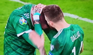 SUZE KOJE SU POTRESLE ČITAV SVET: Pre manje od sedam dana je sahranio sestru, a sinoć je izašao na teren da pomogne svojoj reprezentaciji! (FOTO)