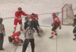 AU KAKVA MAKLJAŽA NA LEDU: Klinci Zvezde i Partizana razmenili pesnice – opšta tuča na derbiju! (VIDEO)