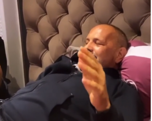 MIHA ZAPEVAO ČUVENI HIT: Trener Bolonje odmara uz pesme Ljube Aličića (VIDEO)