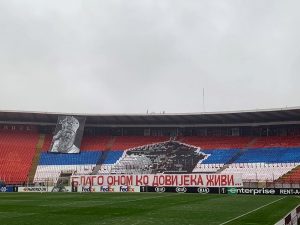 BLAGO ONOM KO DOVIJEKA ŽIVI: Pogledajte fenomenalnu koreografiju Delija – crkva, lik Amfilohija i snažna poruka! (FOTO)