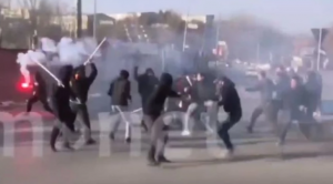 LETELE ŠTANGLE, CIGLE I BAKLJE: Makedonija je juče bila pravo bojište, žestoka tuča huligana naočigled policajaca! (VIDEO)