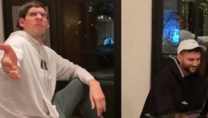 URNEBESNO I ROMANTIČNO: Bobi Marjanović ponovo dominira van terena – napisao i otpevao pesmu za suprugu, saigrač ga pratio na klaviru (VIDEO)