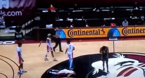 UZNEMIRUJUĆE SCENE: Košarkaš izveo sjajan potez, pa kolabirao – hitno prevezen u bolnicu, u kritičnom je stanju (VIDEO)