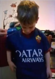 EKSPLOZIJA EMOCIJA! Mališan dobio dres svog idola kao Božićni poklon, a potom se rasplakao od sreće! (VIDEO)